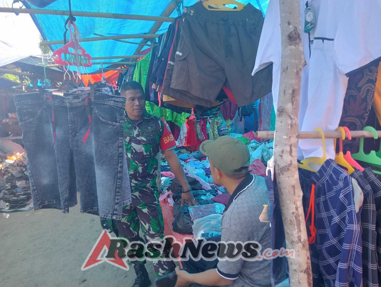 Sinergi TNI dan Warga Desa Maurole Ciptakan Pasar Aman dan Bersih