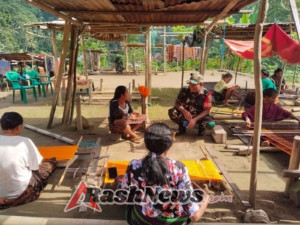 Sentuh Budaya Lokal, Babinsa Kunjungi Pengrajin Tenun di Ende Utara