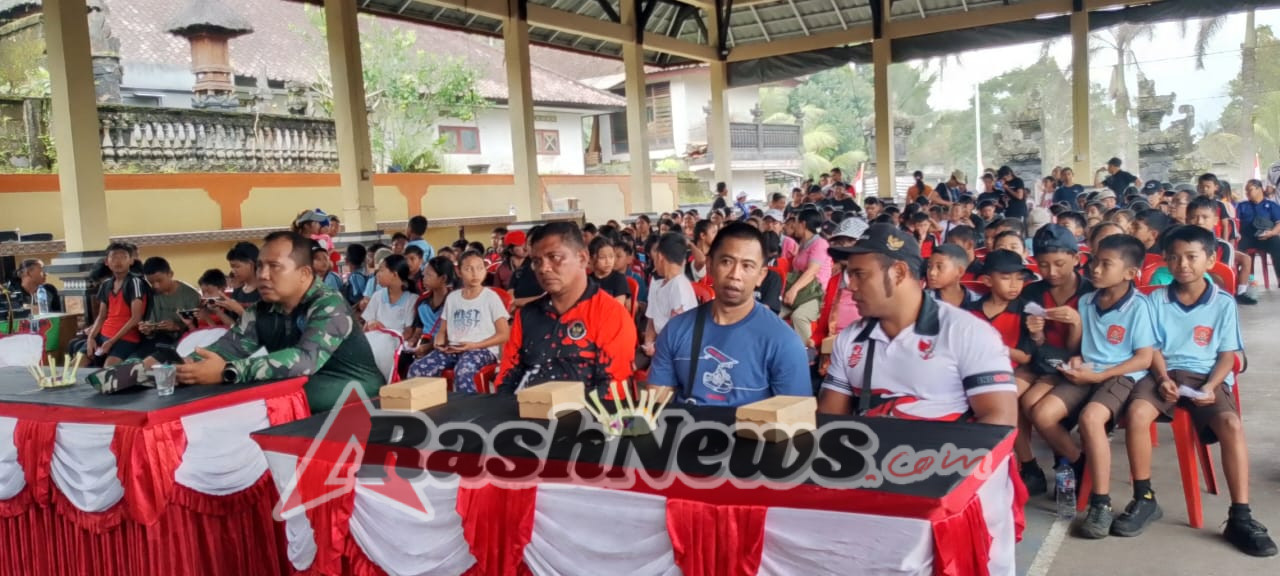 Kegiatan jalan santai serangkaian HUT kemerdekaan RI ke-80 diikuti oleh Babinsa Koramil 1623-06/Selat.