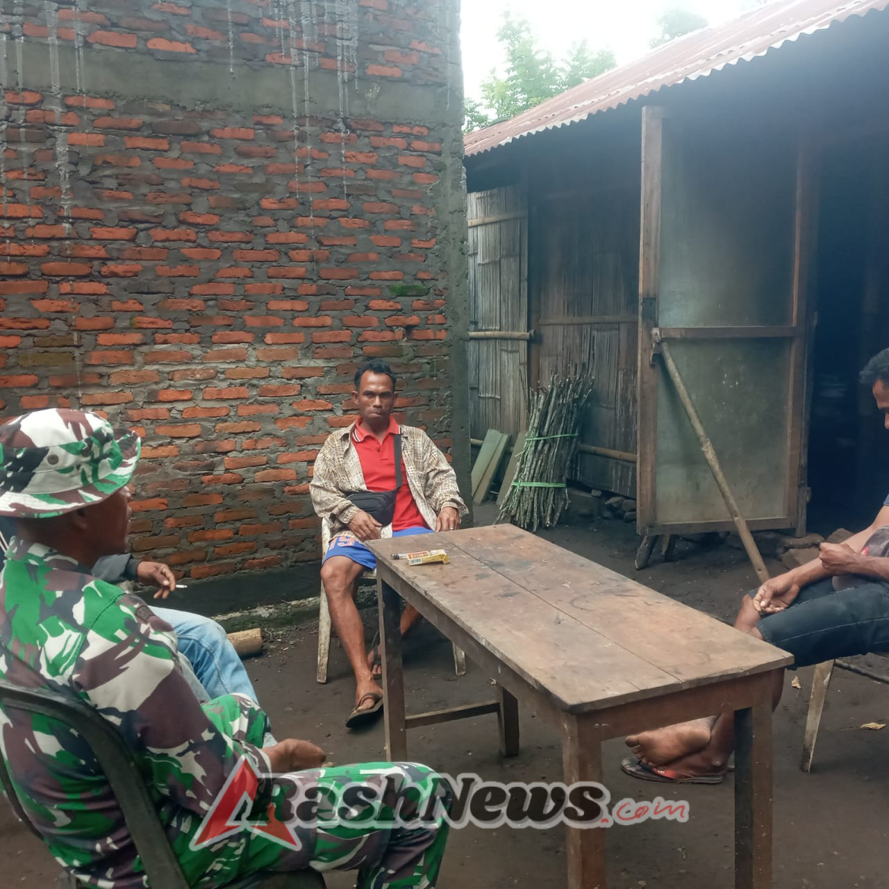 Cuaca Cerah, Babinsa dan Masyarakat Mukureku Laksanakan Pemantauan Wilayah