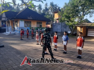 Fokus Pemahaman Materi Dan Kekompakan, Babinsa Sulang Latih PBB Anak SD