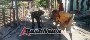 Babinsa Koramil 1618-03/Insut Bantu Warga Rehabilitasi Rumah di Desa Humusu Wini