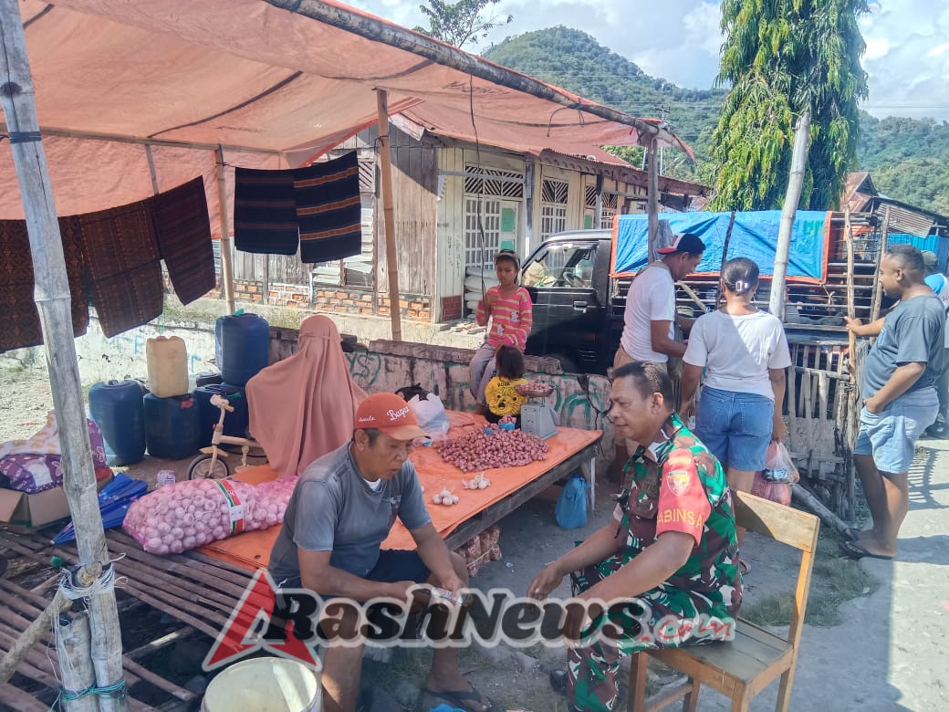 Tingkatkan Keamanan dan Kedekatan, Babinsa 1602-04/Maurole Laksanakan Komsos di Wilayah Binaan