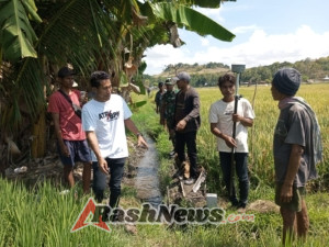 Pelda Joni Dampingi Petugas BPN Laksanakan Pengukuran Tanah