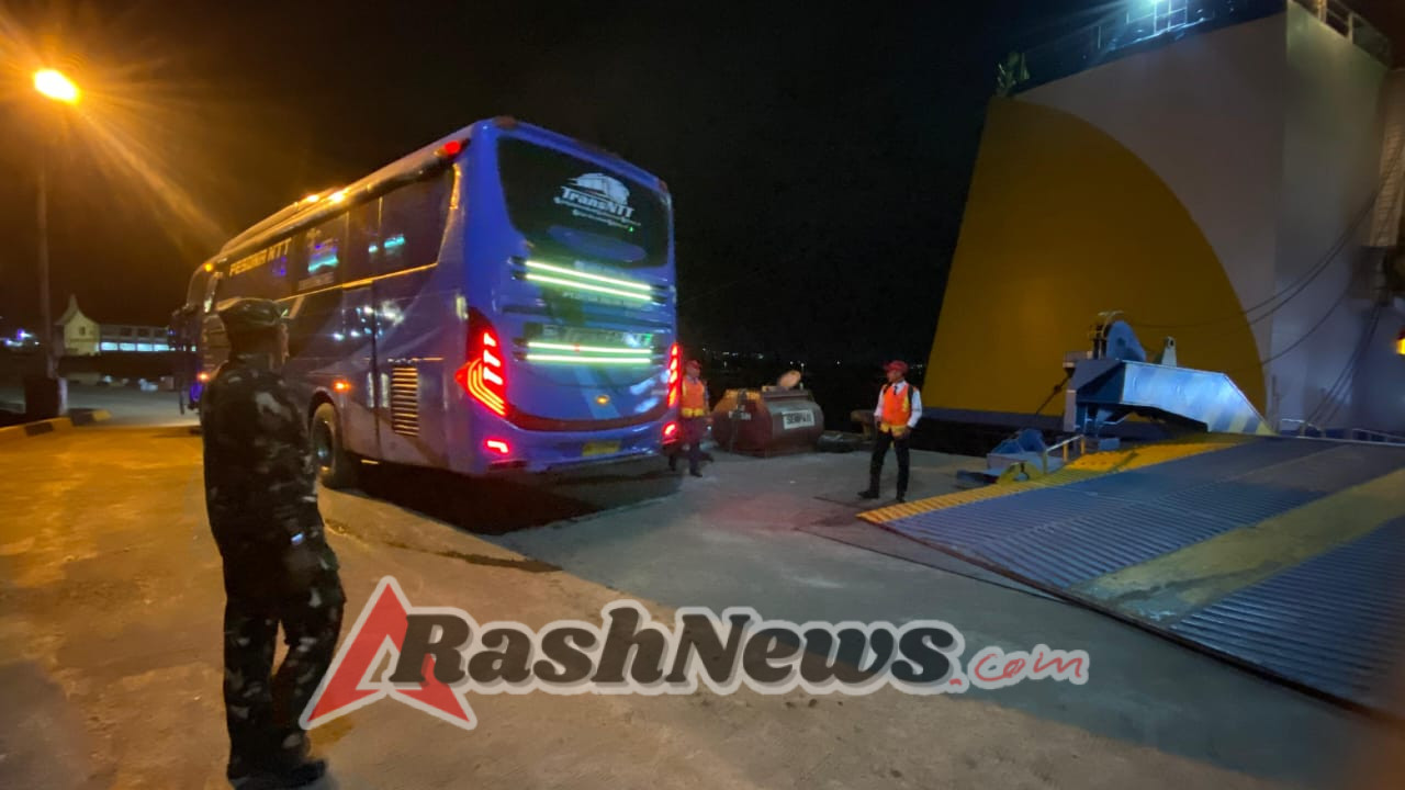 TNI Hadir untuk Rakyat: Serda Jakaria Awasi Kegiatan Kapal Laut di Pelabuhan Ende