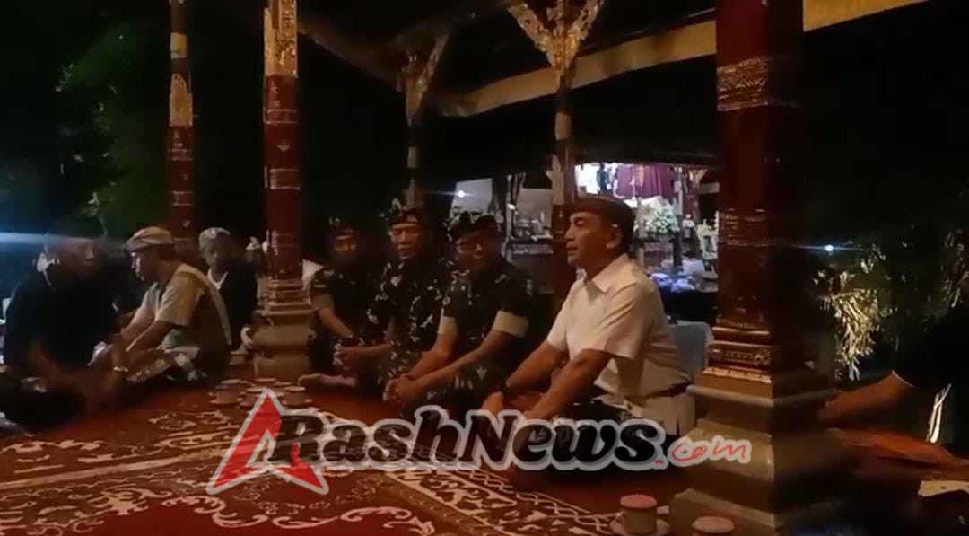Dandim Klungkung Sampaikan Duka Cita Saat melayat Di Rumah Duka   Almarhum Wayan Suje