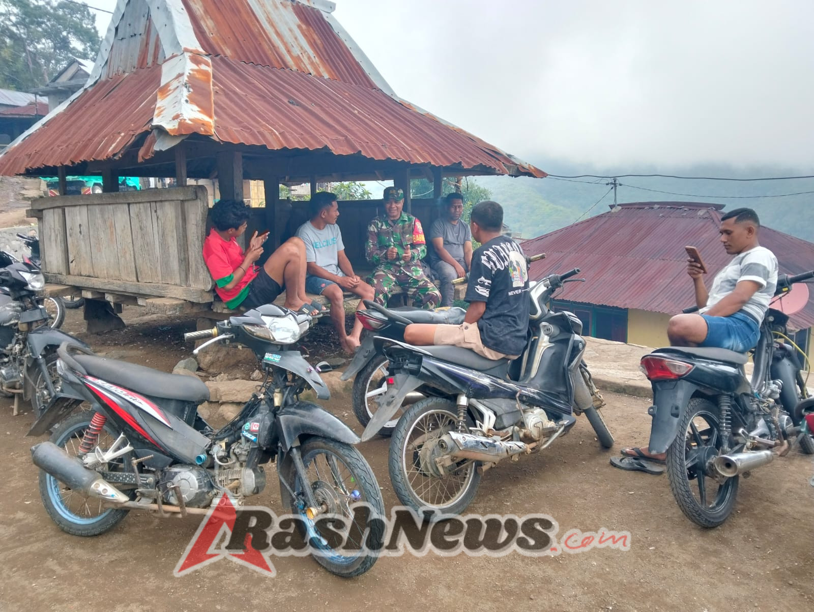 Babinsa Kodim 1602/Ende Bersama Pemuda Desa Leledala Pantau Situasi Wilayah Binaan
