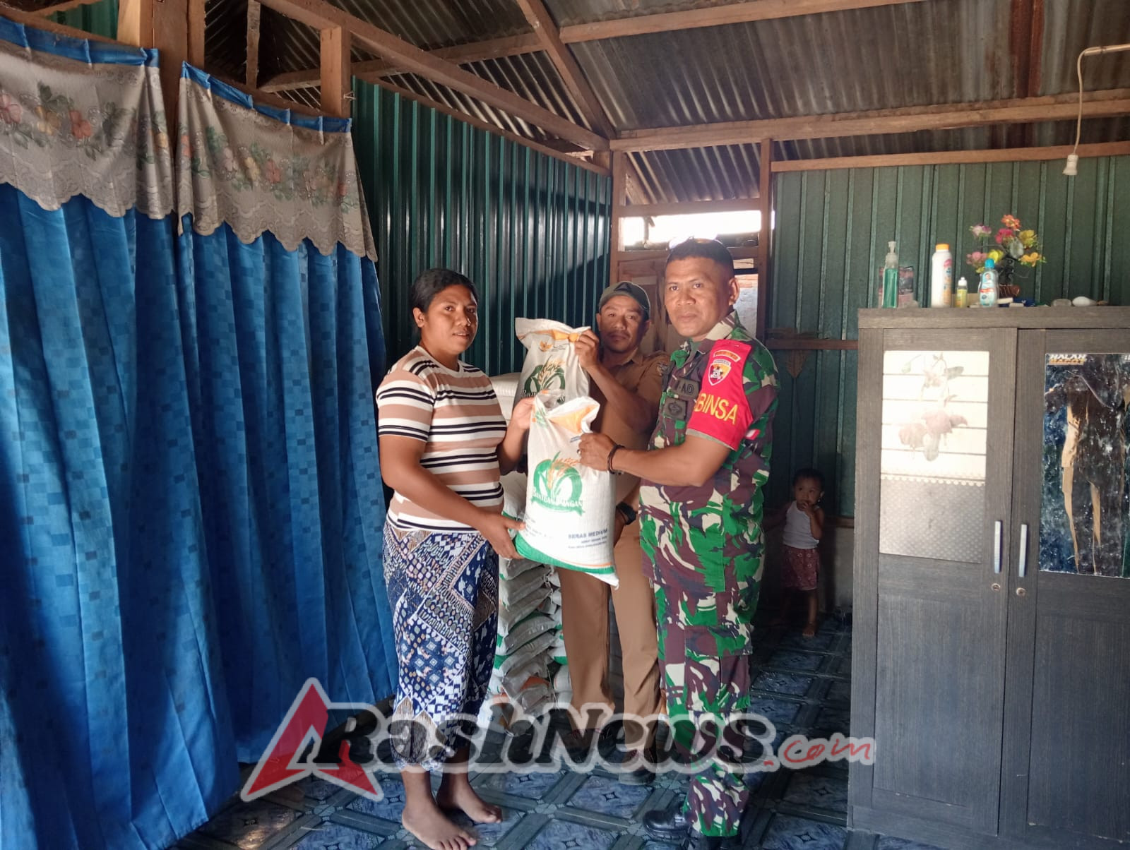 Pengawasan Penyaluran Bantuan Beras Pemerintah, Babinsa Kodim 1602/Ende Aktif di Lapangan