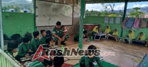 Sinergi Babinsa Menala dengan Sekolah, Dampingi Program Makan Sehat Gratis di SDN MIN 2 Taliwang