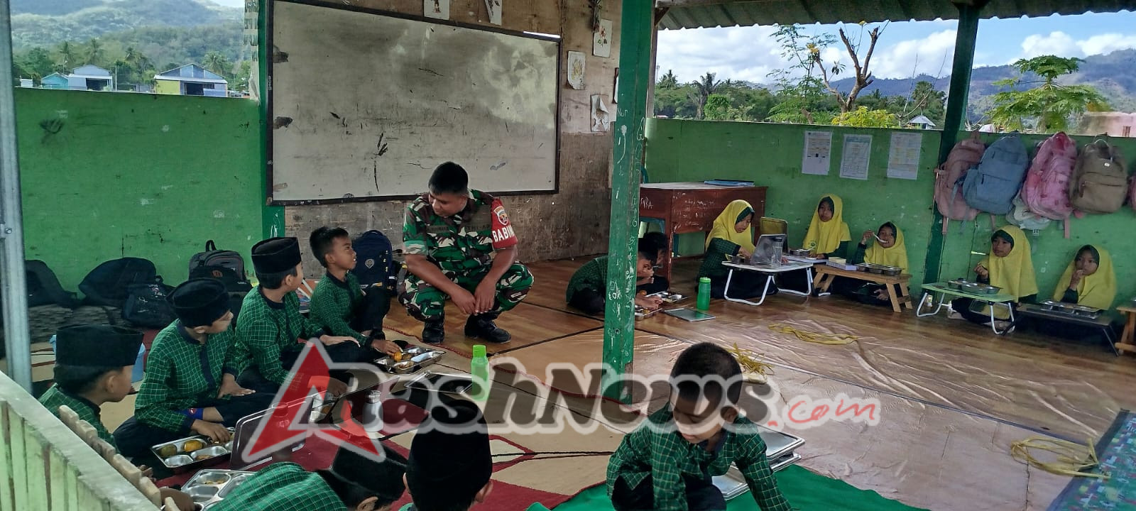 Sinergi Babinsa Menala dengan Sekolah, Dampingi Program Makan Sehat Gratis di SDN MIN 2 Taliwang