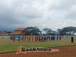 Dukung kelancaran pertandingan sepak bola piala Soeratin U-17, Babinsa 1623-01/Karangasem laksanakan pengamanan.