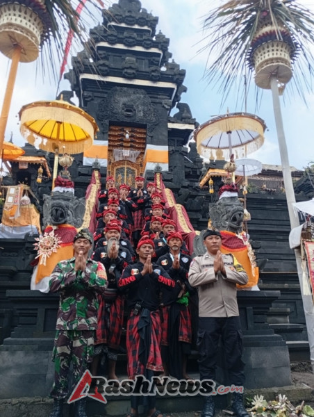 Babinsa 1623-07/Bebandem kawal pelaksanaan upacara keagamaan di Desa binaan.