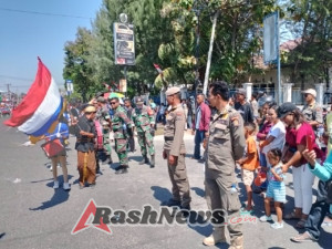 Berikan Rasa Aman, Personil Kodim 1601/Sumba Timur Melakukan Pengamanan Pawai Karnaval Dalam Rangka HUT RI Ke-80