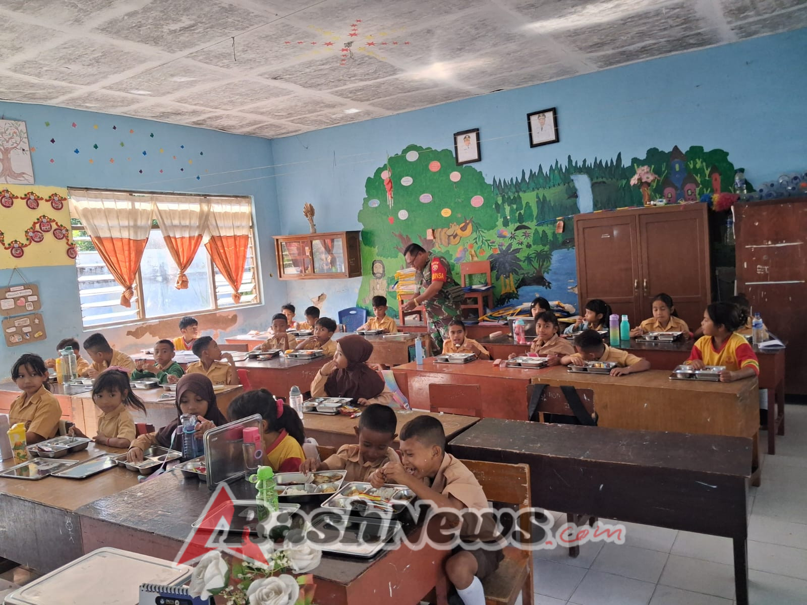 Dukung Generasi Sehat dan Cerdas, Babinsa Koramil 05/Waingapu Kawal Program MBG