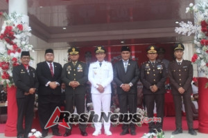 Dandim 1629/SBD Menghadiri Upacara Penurunan Bendera Merah Putih HUT RI Ke-80 di Kabupaten Sumba Barat Daya