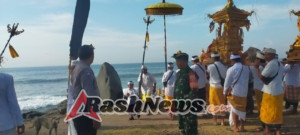 Babinsa Tunjukkan Kepedulian, Kawal Umat Melasti Pura Penataran Agung Puri Bitera