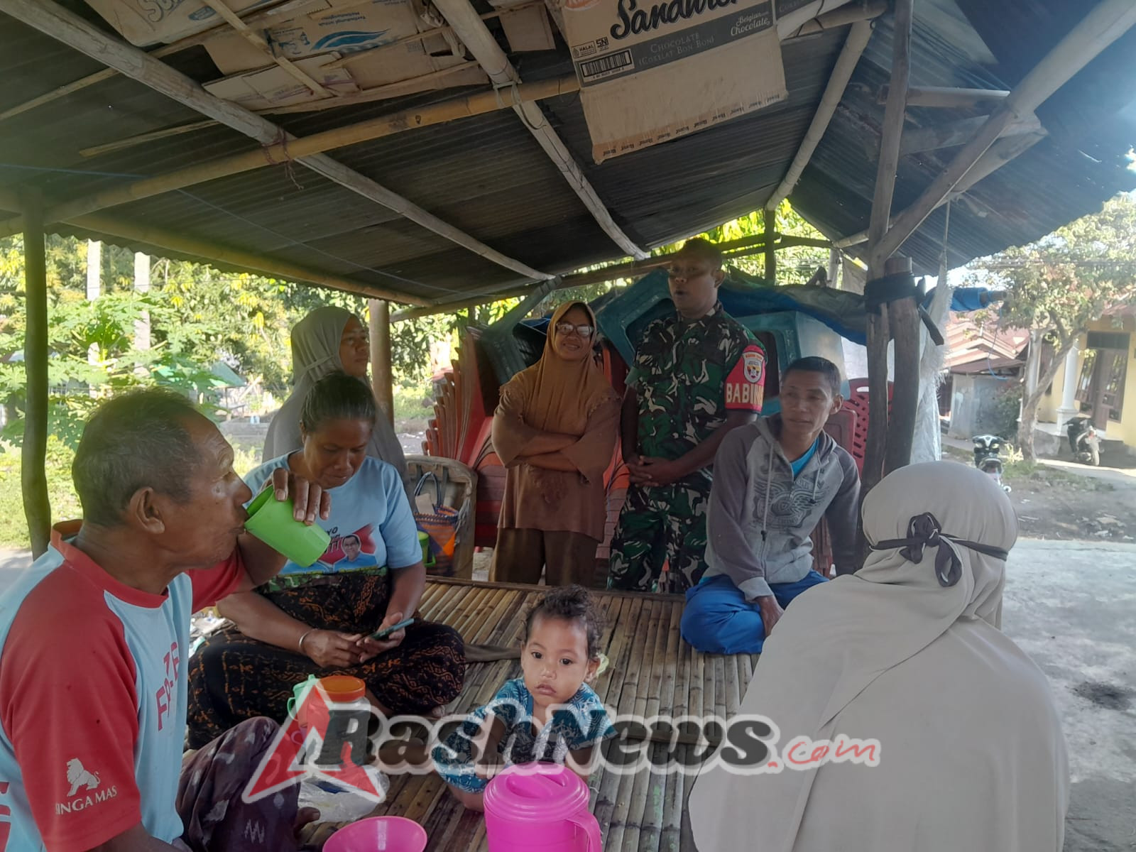 Tingkatkan Keamanan Wilayah, Babinsa Maurole Gelar Komsos dan Pamwil di Kotabaru