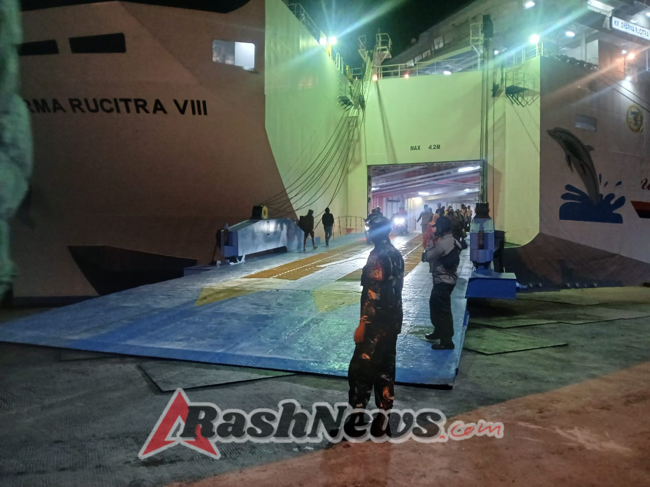 Babinsa Serda Jakaria Ahmad Pastikan Kondusifitas Pelabuhan IPPI Ende Saat Operasi Kapal