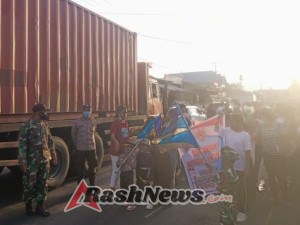 Personil Koramil 04/Kewapante Amankan Karnaval HUT RI ke-80 Tingkat Kecamatan