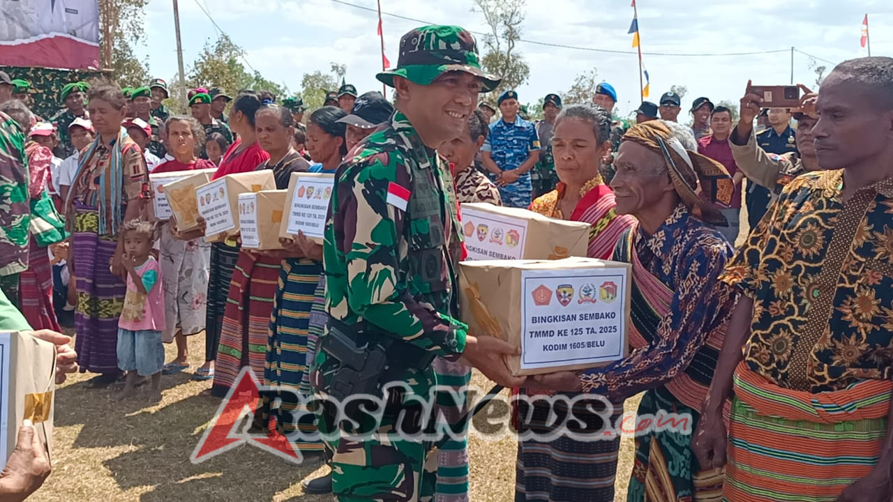 Ringankan Beban Ekonomi Warga, Satgas TMMD 125 Kodim Belu Bagikan Paket Sembako
