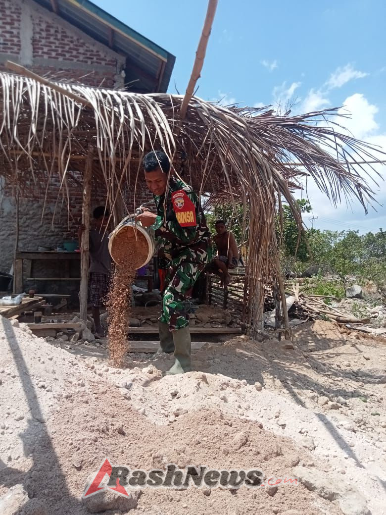 Kebersamaan TNI dan Warga Illu Terlihat dalam Penggalian Sumur