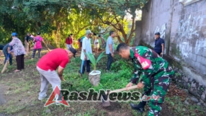 Babinsa Astina Bangun Kebersamaan Lewat Bersih-Bersih dan Penanaman Pohon Kelapa