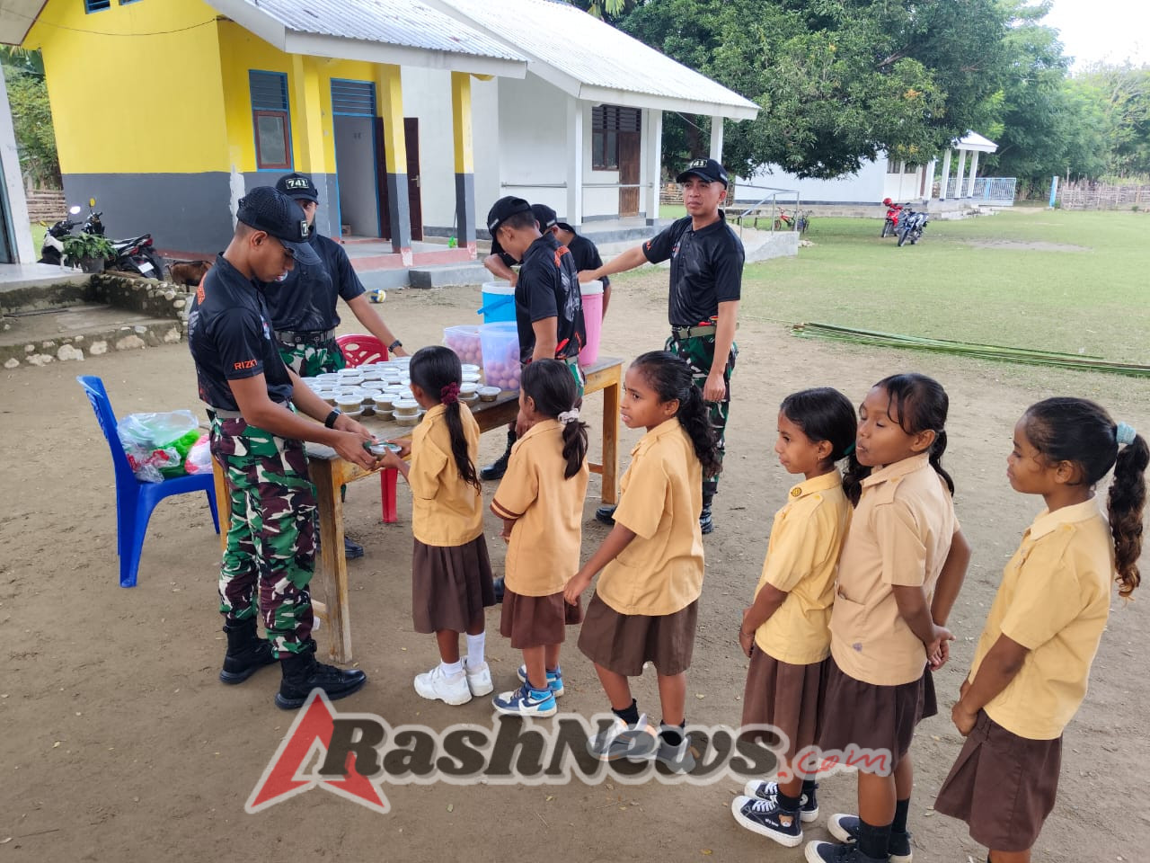 Pos Motamasin Dukung Pertumbuhan Anak, Bagikan Bubur Kacang Kepada Anan Eekolah SDI Lalebun