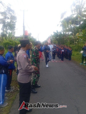 Babinsa-Bhabinkamtibmas Sinergi Amankan Lomba Gerak Jalan di Desa Yangapi