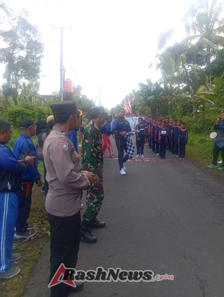 Babinsa-Bhabinkamtibmas Sinergi Amankan Lomba Gerak Jalan di Desa Yangapi