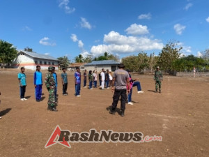 Babinsa Solor Latih Paskibra di SMK Labelen Sambut HUT RI ke-80