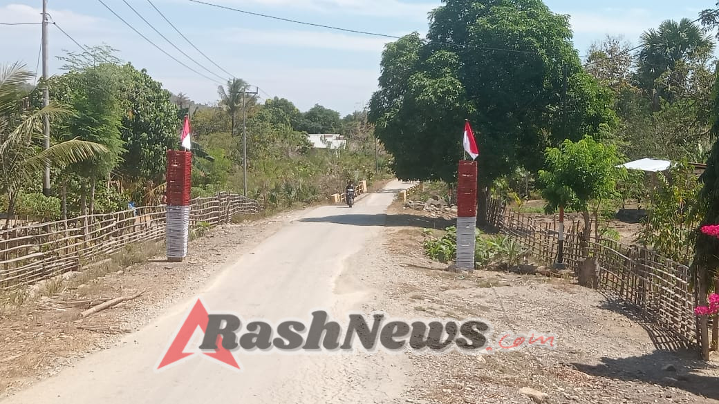 Bangun Gapura Sambut HUT RI Ke-80, Babinsa, Perangkat Desa dan Mahasiswa Bekerjasama