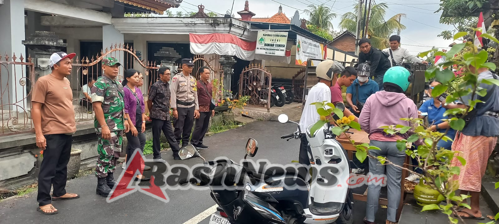 Babinsa Bersama TNI-Polri Hadirkan Rasa Aman di Pasar Murah Gas LPG Temesi