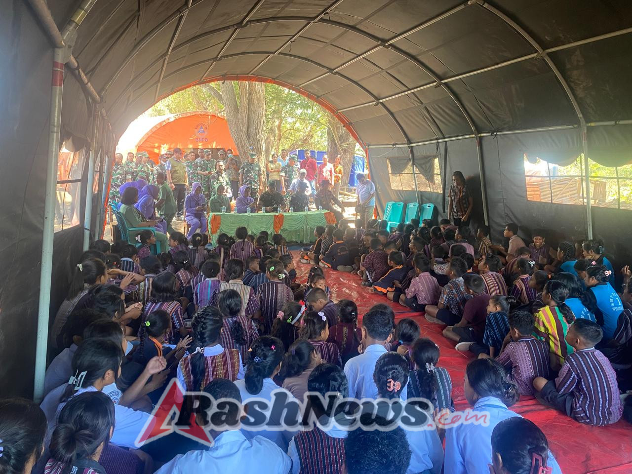 TNI Hadir untuk Rakyat, Dandim 1624/Flotim Dampingi Pangkogabwilhan II Kunjungi Pengungsi Erupsi Gunung Lewotobi