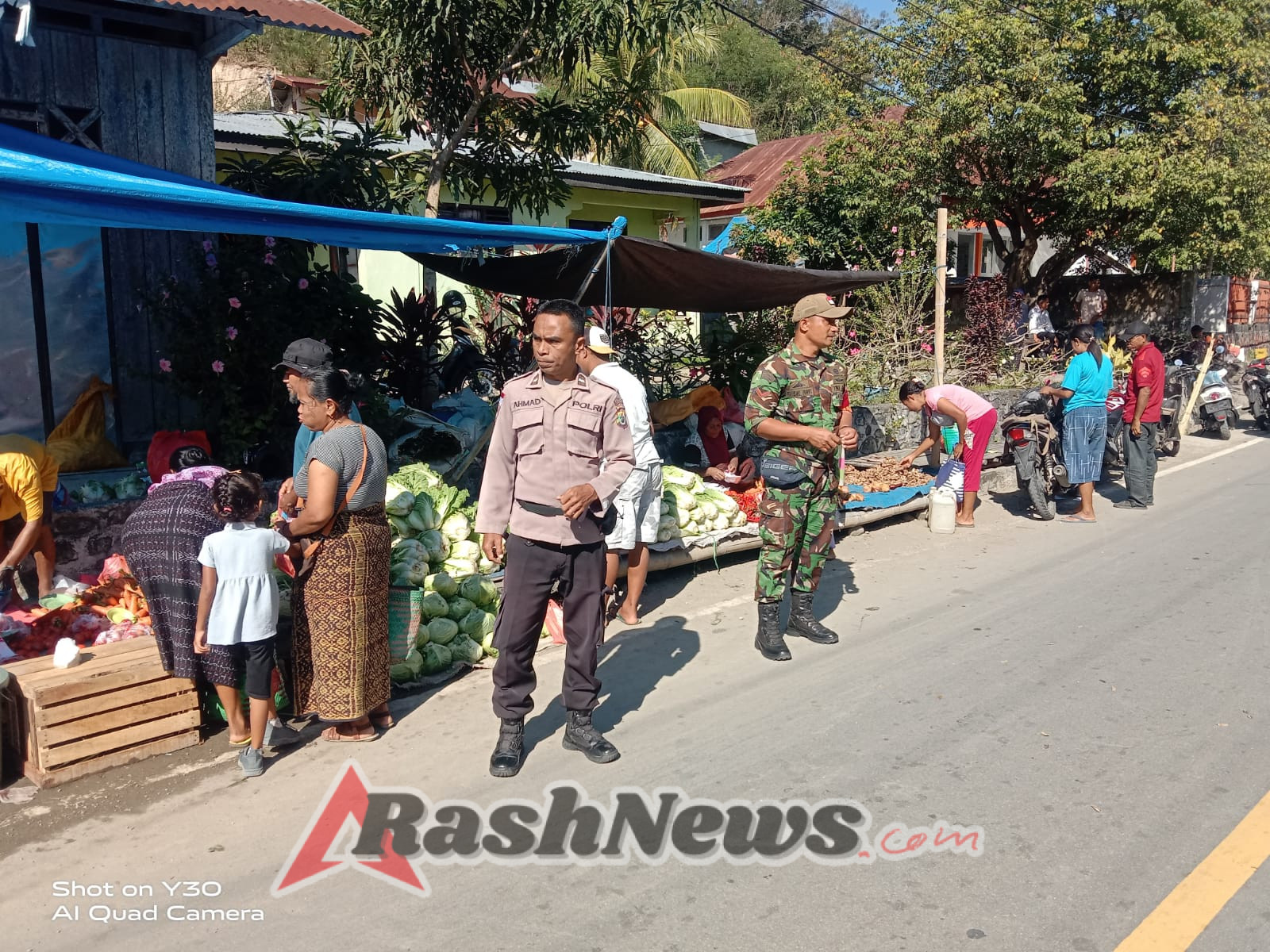 Babinsa Koramil 1602-01/Ende Aktif Lakukan Pengamanan dan Komsos Bersama Masyarakat Pasar Nangapanda