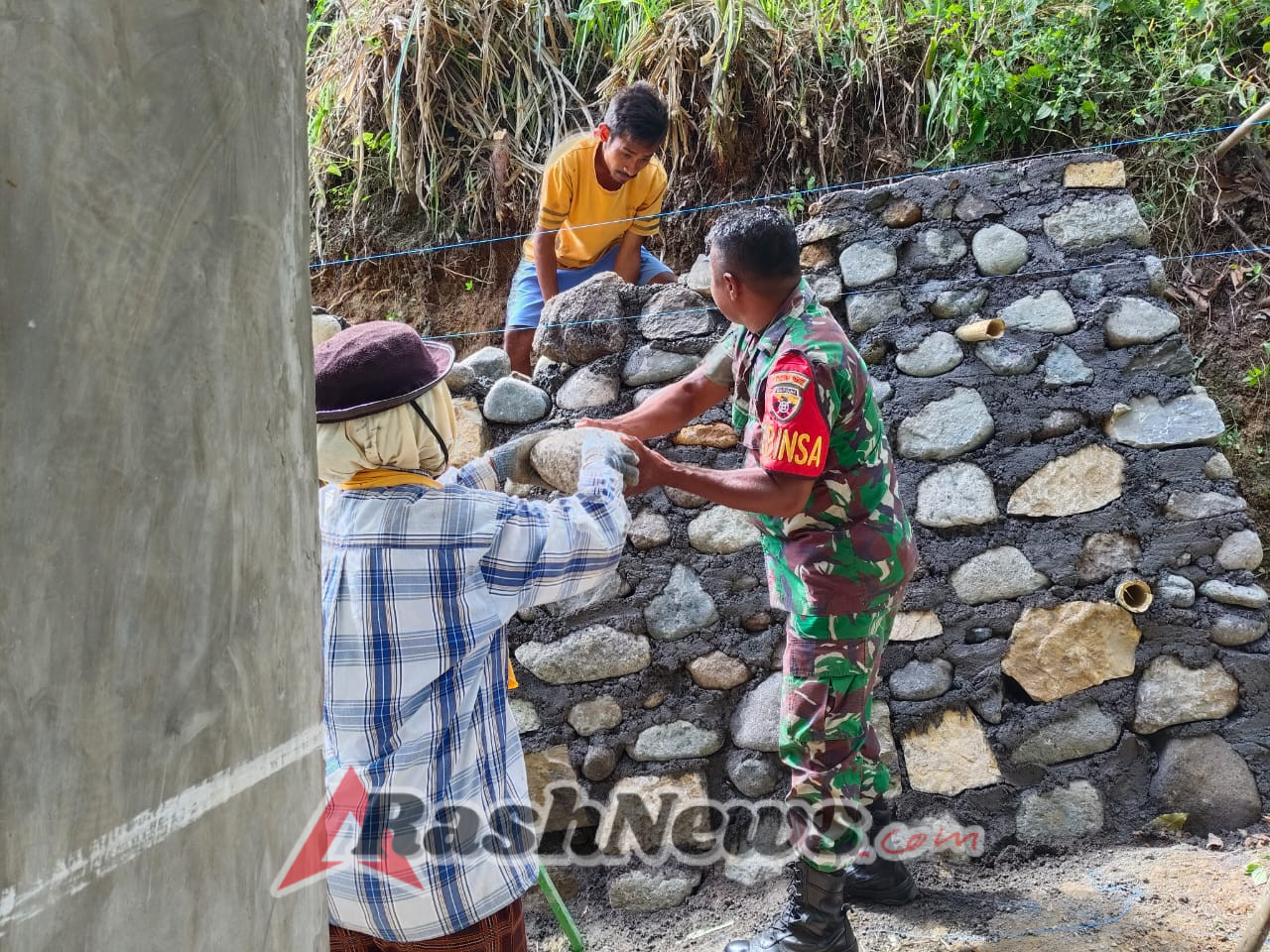 Antisipasi Bencana, Babinsa Ende Pantau Wilayah dan Bantu Bangun TPT Bersama Warga
