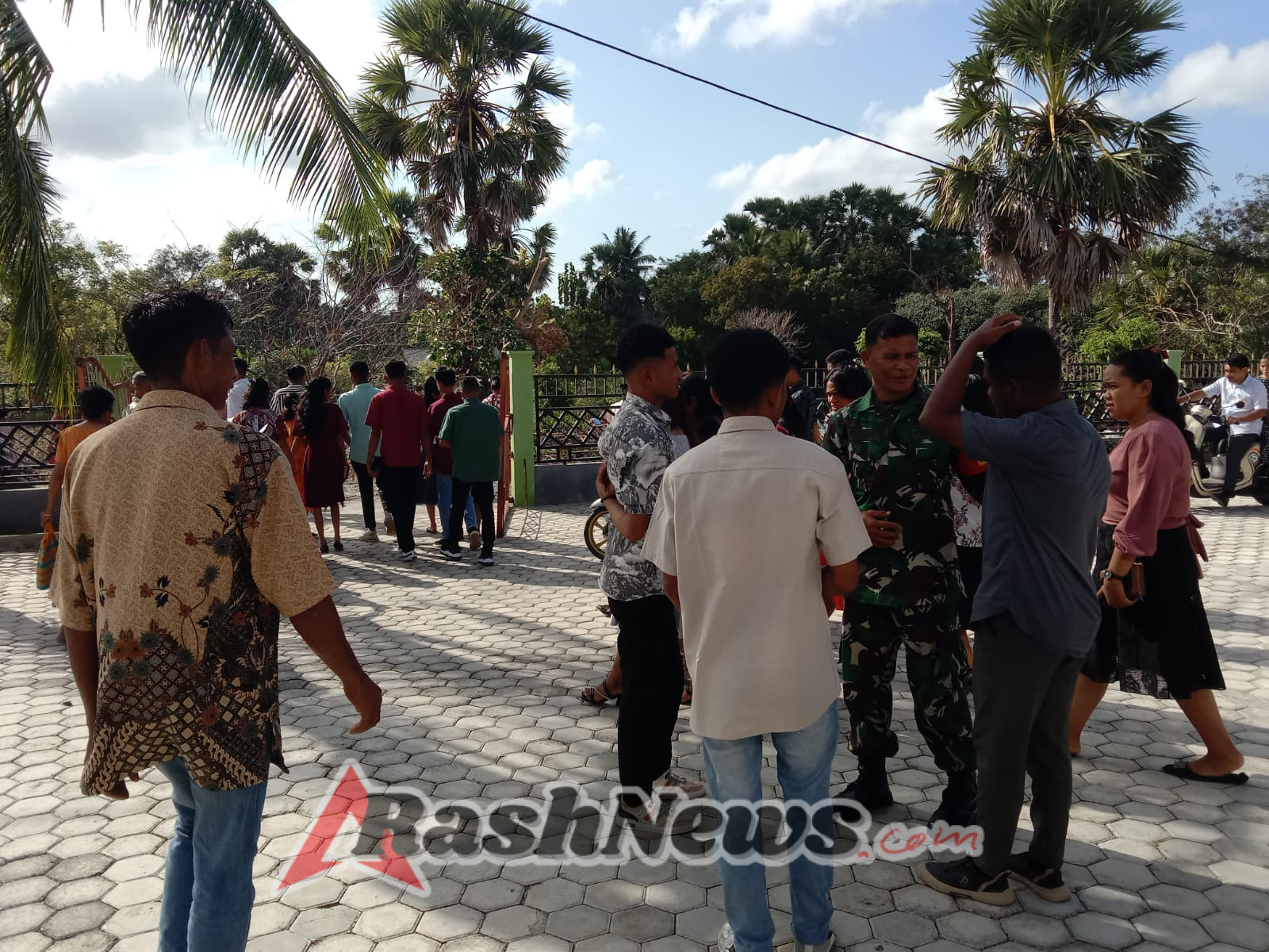 Serka Armindao Babinsa Koramil 03/Batutua Menjaga PAM Kebaktian Mingguan