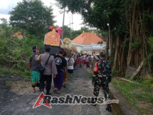 TNI Hadir Ditengah Masyarakat, Babinsa Batukandik Turun Ke Wilayah Amankan Tradisi Mepeed