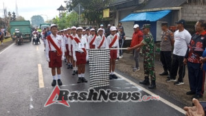 Dukung kelancaran peringatan HUT kemerdekaan RI ke-80, Danramil 1623-03/Rendang lepas peserta lomba gerak jalan.