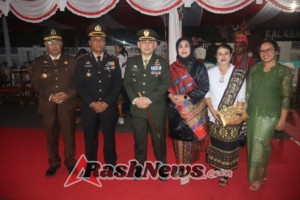Dandim 1622/Alor Ikuti Upacara Penurunan Bendera HUT RI ke-80 di Lapangan Mini Kalabahi