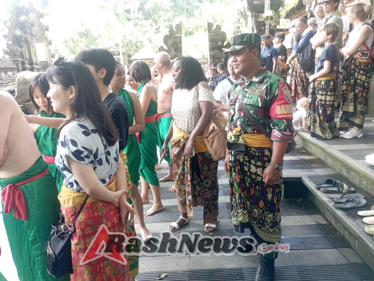 Babinsa Tampaksiring Kawal Kegiatan Wisata Budaya Delegasi SMEE TNI AD–Philippine Army