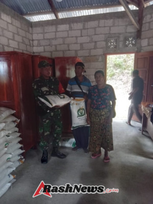 Pastikan Berjalan Lancar , Sertu Celestino Lopes Babinsa 05/Panite Dampingi Penyaluran bantuan Beras Tahap I Tahun 2025