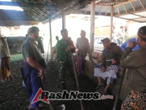 Babinsa Desa Kayubihi Dorong Semangat Gotong Royong Lewat Aksi Bersih-Bersih di Pura Puseh Kayang