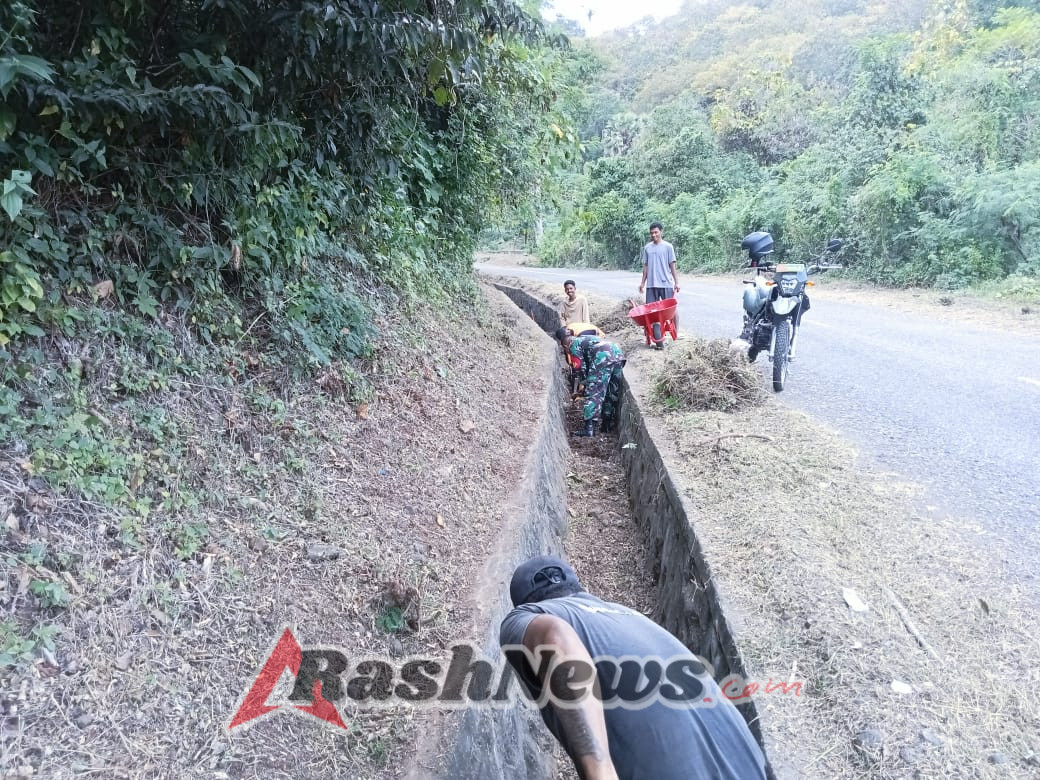 Babinsa Koramil 1624-02/Adonara Bersama Masyarakat Gotong Royong di Desa Sukutokan