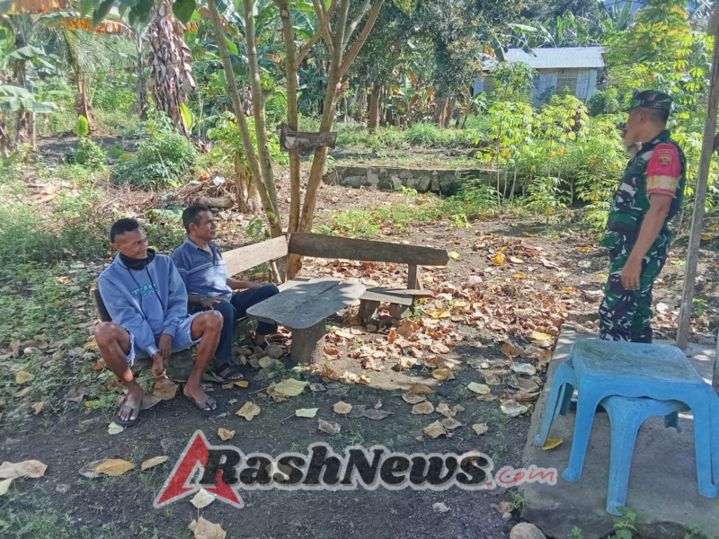 Bangun Kepercayaan Warga, Babinsa Laksanakan Komsos dan Pemantauan Wilayah di Liotimur