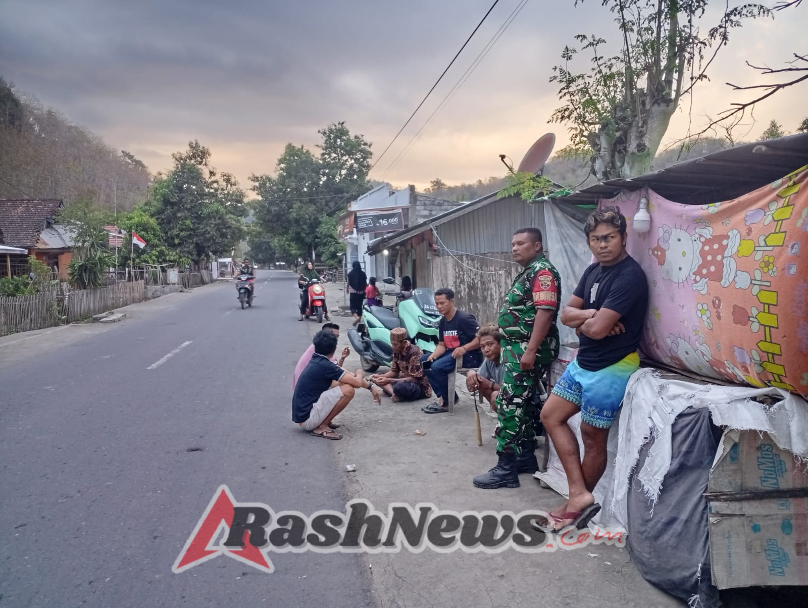 Babinsa dan Warga Bersinergi Jaga Keamanan Desa