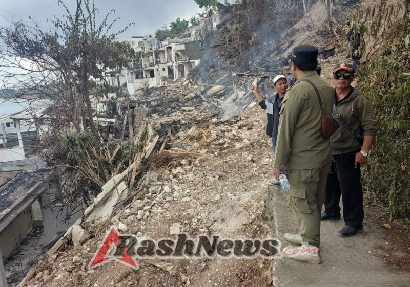 Kebakaran Material Bangunan Liar di Pantai Bingin, Babinsa Segera Memadamkan Api