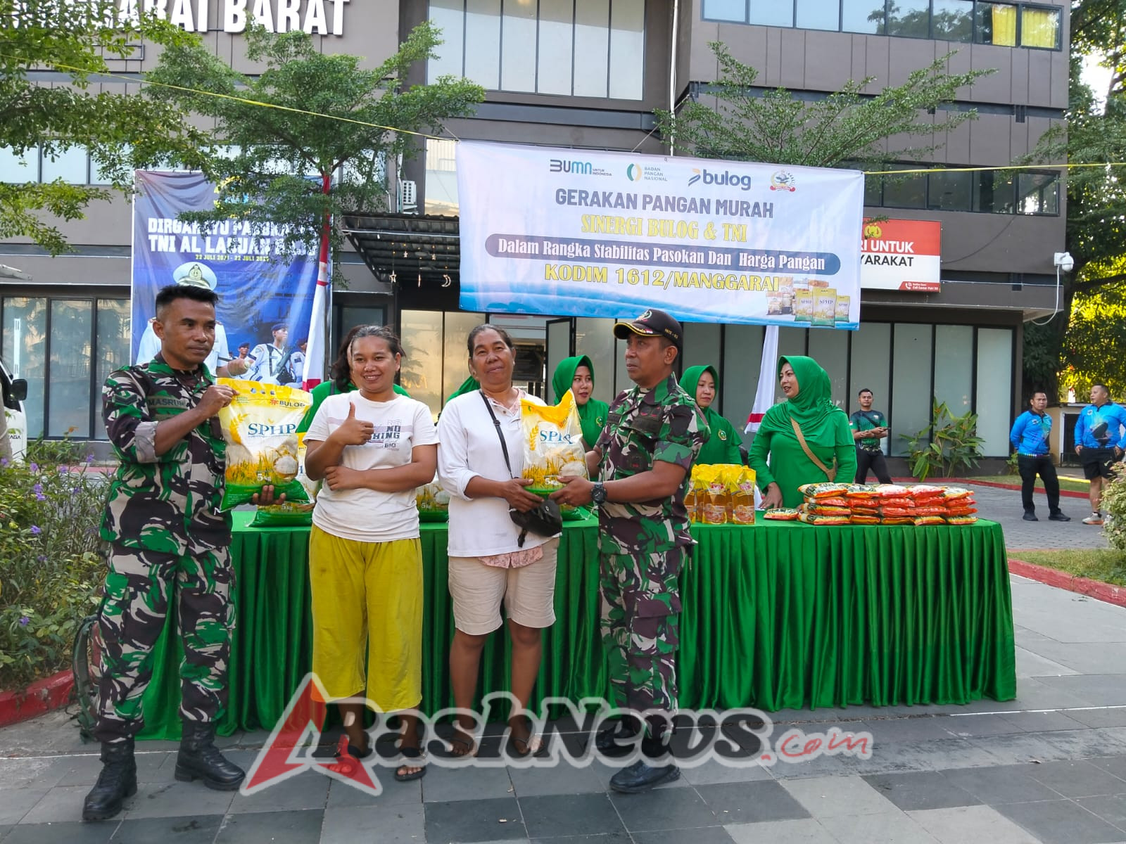 Harga Stabil, Perut Kenyang: Aksi Nyata Babinsa Koramil 1612-02/Komodo Bersama Persit