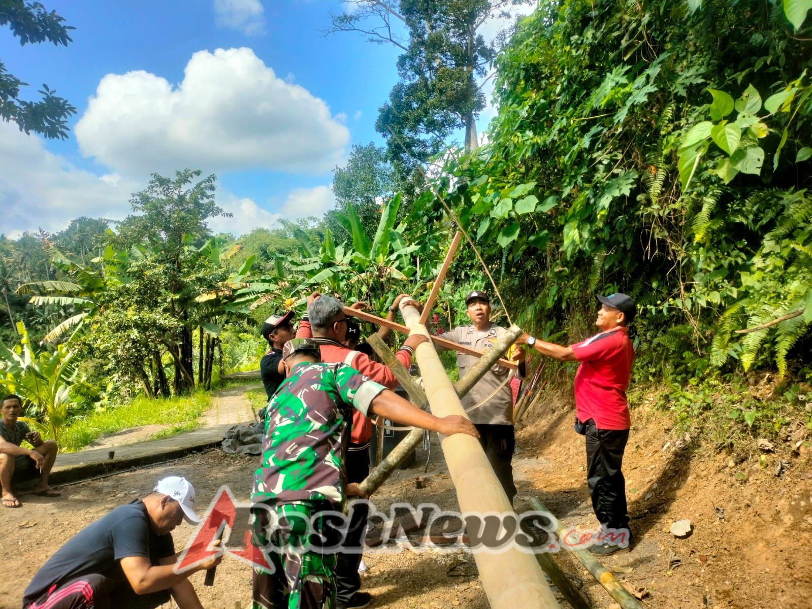 TNI-Polri dan Warga Bakbakan Kompak Siapkan Perlombaan Kemerdekaan