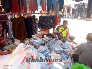 Dekat dengan Rakyat, Babinsa Aktif Komsos di Tengah Aktivitas Pasar Desa Rangalaka