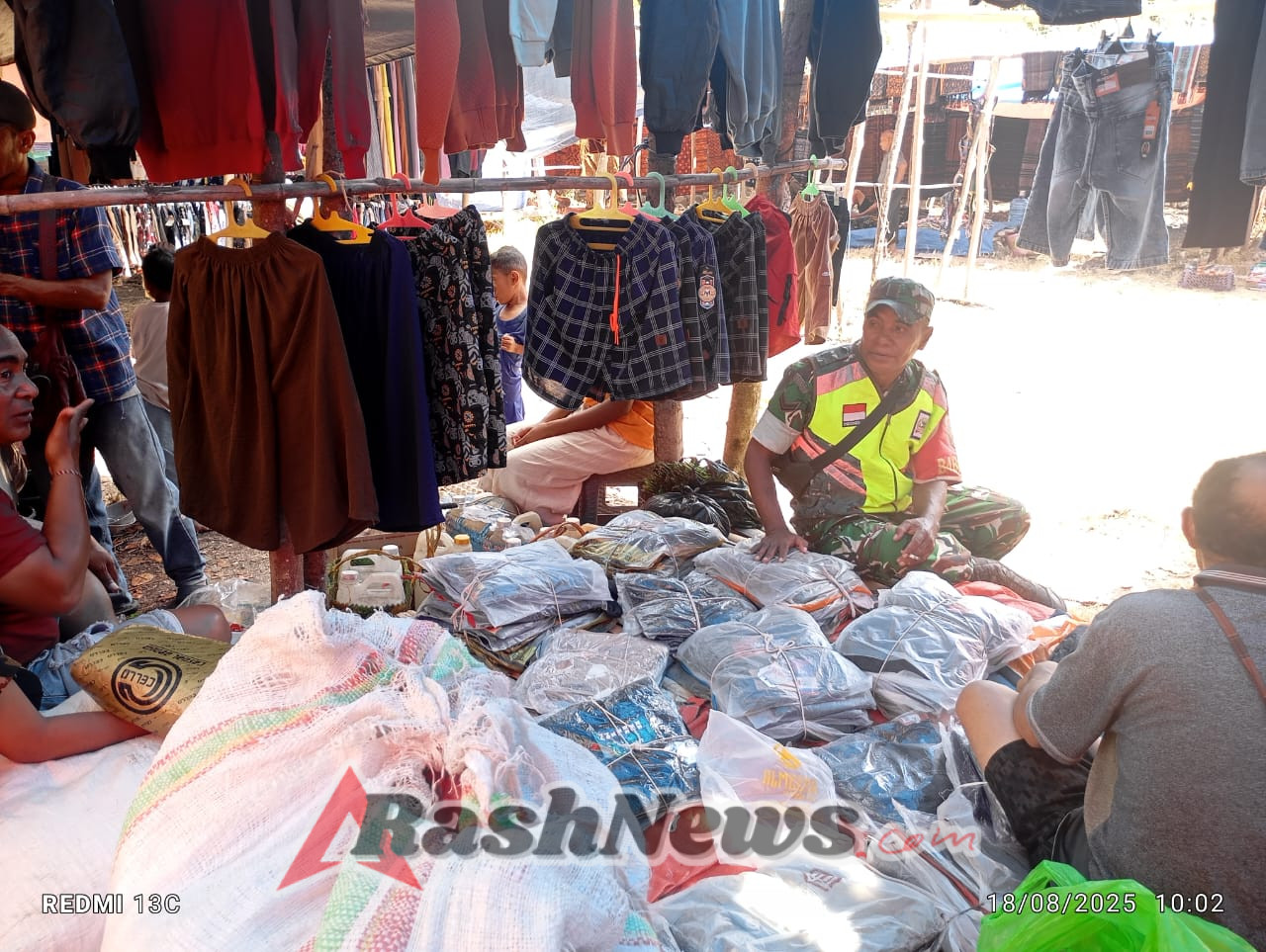 Dekat dengan Rakyat, Babinsa Aktif Komsos di Tengah Aktivitas Pasar Desa Rangalaka